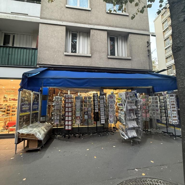 À CEDER BOUTIQUE AVEC APPARTEMENT PRIVÉ ET ANNEXES