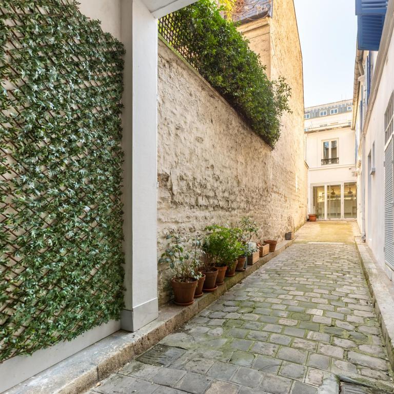 BUREAUX / LOCAUX COMMERCIAUX A LOUER 