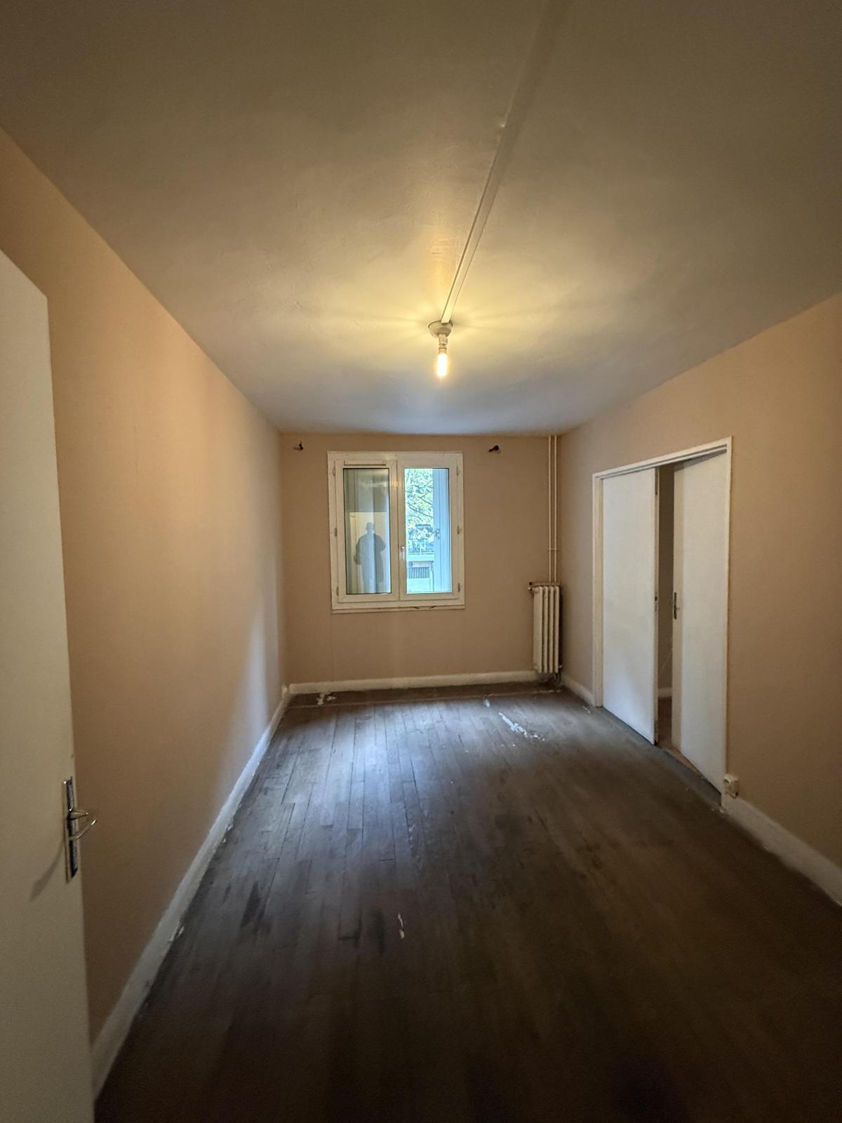 À CEDER BOUTIQUE AVEC APPARTEMENT PRIVÉ ET ANNEXES