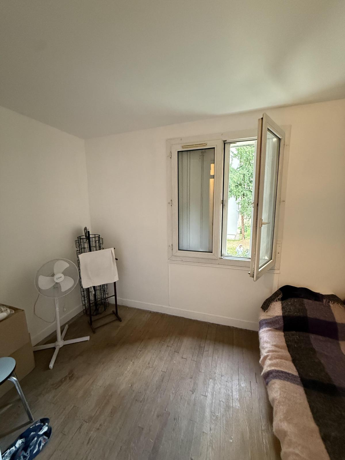 À CEDER BOUTIQUE AVEC APPARTEMENT PRIVÉ ET ANNEXES