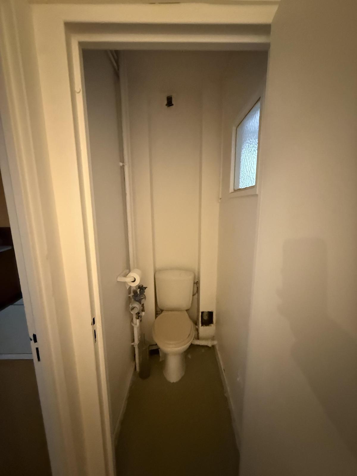 À CEDER BOUTIQUE AVEC APPARTEMENT PRIVÉ ET ANNEXES