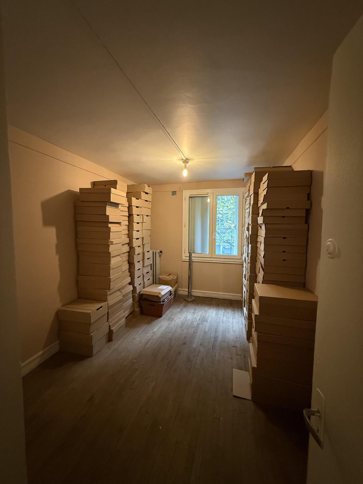 À CEDER BOUTIQUE AVEC APPARTEMENT PRIVÉ ET ANNEXES